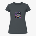 Camiseta com estampa frontal de gato com chapéu de mago, lendo um livro cercado por cristais e névoa; estampa traseira com pequeno logotipo textual.