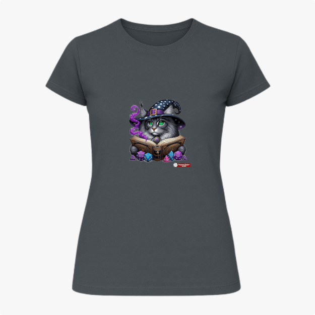 Camiseta com estampa frontal de gato com chapéu de mago, lendo um livro cercado por cristais e névoa; estampa traseira com pequeno logotipo textual.