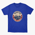 Camiseta com estampa frontal de um emblema circular apresentando um ferry estilizado, com inscrições que indicam "Baldur's Gate Ferry Service" e datas.
