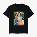 Camiseta com estampa frontal de fotografia mostrando uma pessoa sorridente em roupa de banho, com fundo verdejante e elementos de piscina ao redor.