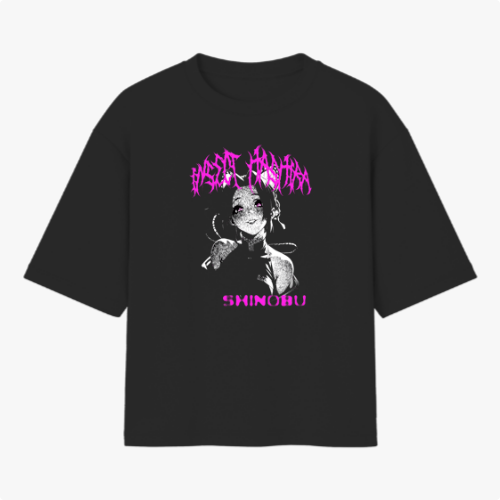 Camiseta com estampa frontal de personagem estilizada, apresentando detalhes de ilustração complexa e texto em fonte artística.
