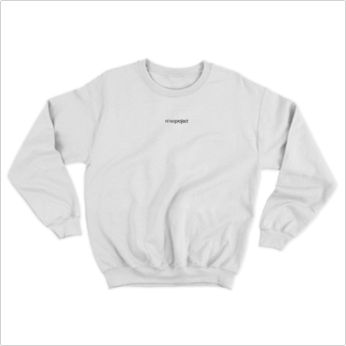 Moletom com estampa frontal de texto minimalista pequeno e estampa traseira de pequeno logotipo estilizado centralizado próximo à gola.