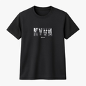 Camiseta com estampa frontal de letras estilizadas, preenchidas com imagens em tons monocromáticos, acompanhadas de inscrição em formato menor abaixo.
