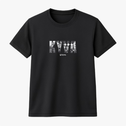 Camiseta com estampa frontal de letras estilizadas, preenchidas com imagens em tons monocromáticos, acompanhadas de inscrição em formato menor abaixo.