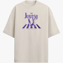 Camiseta com estampa frontal de duas figuras humanas cercadas por faixas diagonais, acompanhadas pelo texto "THE JUJUTSU KAISEN" em destaque.