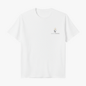 Camiseta com estampa frontal de símbolo textual estilizado com ornamento refinado e estampa traseira de leão imponente integrado à palavra "YESHUA".