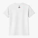 Camiseta com estampa frontal de logo artístico com sol e silhueta de cavalo, e estampa traseira de bandeira sobre logo semelhante.