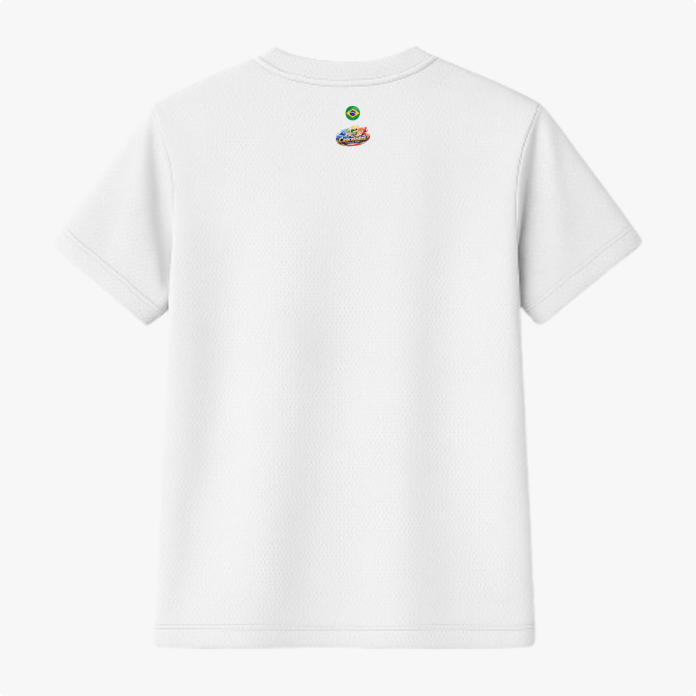 Camiseta com estampa frontal de logo artístico com sol e silhueta de cavalo, e estampa traseira de bandeira sobre logo semelhante.