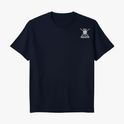 Camiseta com estampa frontal de um crânio com duas armas cruzadas, texto acima e abaixo, e estampa traseira com a frase "cada um no seu corre" em escrita cursiva.