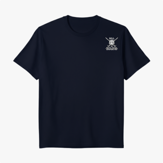 Camiseta com estampa frontal de um crânio com duas armas cruzadas, texto acima e abaixo, e estampa traseira com a frase "cada um no seu corre" em escrita cursiva.