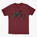 Camiseta com estampa frontal de bicicleta detalhada com componentes realistas, destacando quadro robusto e rodas com inscrições estilizadas nos pneus.