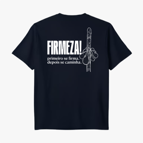 Camiseta com estampa traseira de mão fazendo gesto e com as palavras "FIRMEZA!" em destaque acima de frase inspiradora sobre firmeza e caminhada.