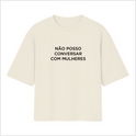 Camiseta com estampa frontal de texto em fonte simples, onde se lê "NÃO POSSO CONVERSAR COM MULHERES", ocupando o centro do produto.