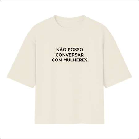 Camiseta com estampa frontal de texto em fonte simples, onde se lê "NÃO POSSO CONVERSAR COM MULHERES", ocupando o centro do produto.