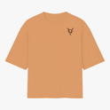 Camiseta com estampa frontal de símbolo tribal e estampa traseira com a frase "ELA QUEM?", imagem de cartas de baralho, incluindo um rei com símbolos.