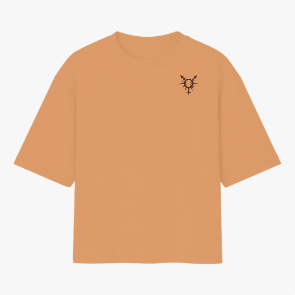 Camiseta com estampa frontal de símbolo tribal e estampa traseira com a frase "ELA QUEM?", imagem de cartas de baralho, incluindo um rei com símbolos.