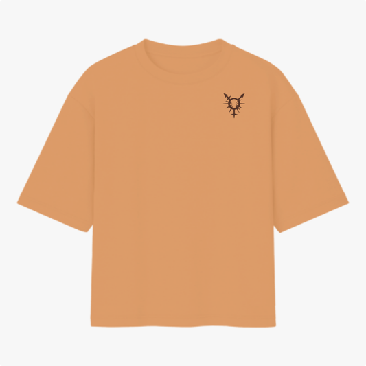 Camiseta com estampa frontal de símbolo tribal e estampa traseira com a frase "ELA QUEM?", imagem de cartas de baralho, incluindo um rei com símbolos.