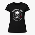 Camiseta com estampa frontal de caveira cercada por espinhos acima de uma rosa, acompanhada das palavras "Memento Mori" em lettering impactante.