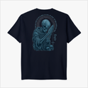 Camiseta com estampa frontal de cruz detalhada e escrito "Legio", e estampa traseira com esqueleto orando rodeado de caveiras e detalhes circulares.