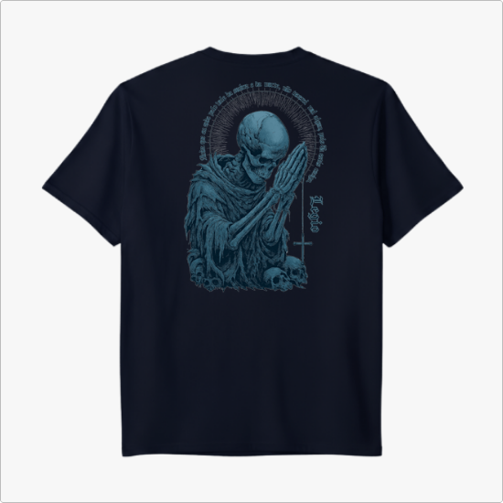 Camiseta com estampa frontal de cruz detalhada e escrito "Legio", e estampa traseira com esqueleto orando rodeado de caveiras e detalhes circulares.