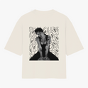 Camiseta com estampa frontal de linha irregular abstrata e estampa traseira de foto de uma pessoa sobre fundo com padrões de linhas fluidas.