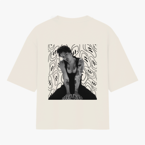 Camiseta com estampa frontal de linha irregular abstrata e estampa traseira de foto de uma pessoa sobre fundo com padrões de linhas fluidas.