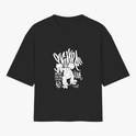 Camiseta com estampa frontal de personagem de skate, usando boné, com letras estilizadas e detalhes artísticos que complementam o design urbano.