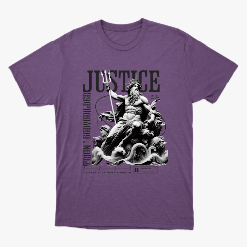 Camiseta com estampa frontal de deidade mitológica segurando um tridente sobre ondas, acompanhada das palavras "Justice", "Train Bodybuilder" e outros textos decorativos.