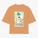 Camiseta com estampa frontal de uma personagem de cabelo verde em posição destacada, com um sol sorridente e prédios ao fundo sob um céu claro.