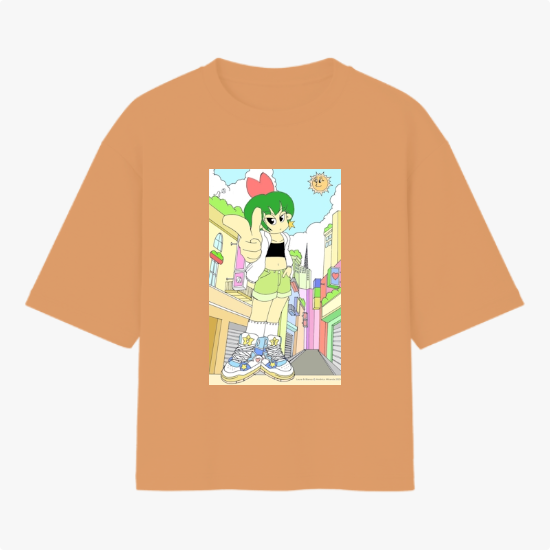 Camiseta com estampa frontal de uma personagem de cabelo verde em posição destacada, com um sol sorridente e prédios ao fundo sob um céu claro.