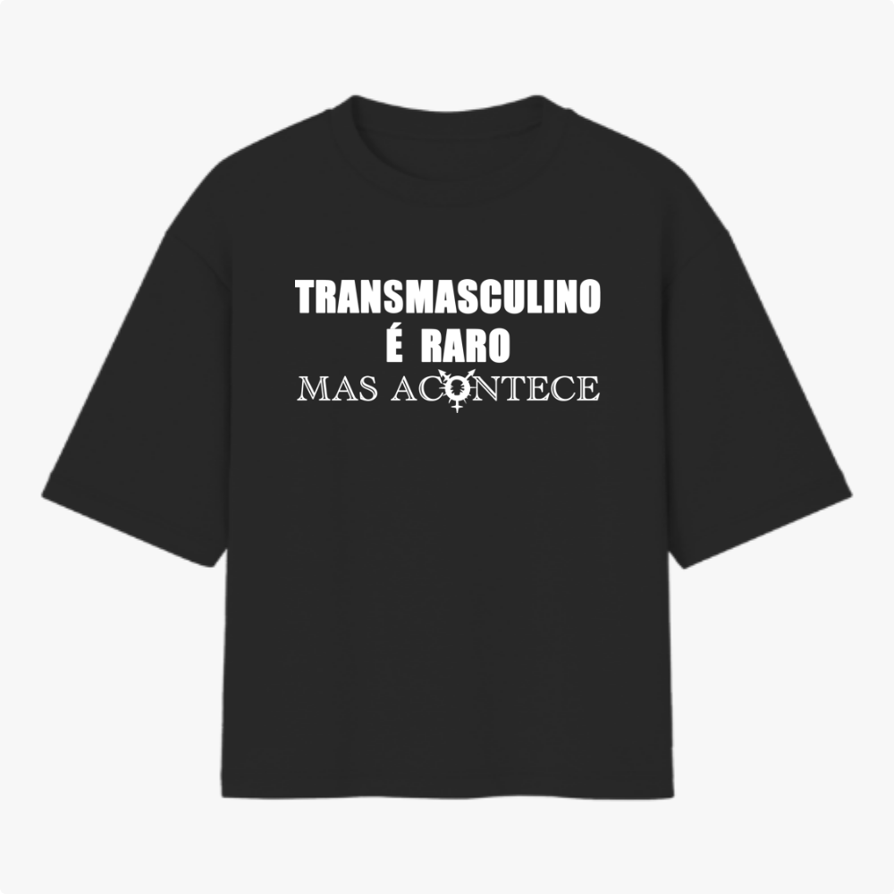 Camiseta com estampa frontal de texto "Transmasculino é raro mas acontece" e ícone; estampa traseira de gráfico circular com a palavra "TRANSVESTICO".