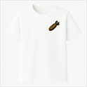 Camiseta com estampa frontal de uma bomba com a inscrição "Lego" e estampa traseira de mulher sentada sobre uma bomba com a frase "War Never Changes".