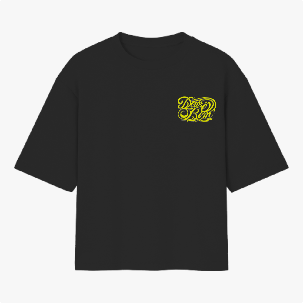 Camiseta com estampa frontal de lettering "Deus é bom" em estilo caligráfico detalhado e estampa traseira idêntica, porém em tamanho ampliado.