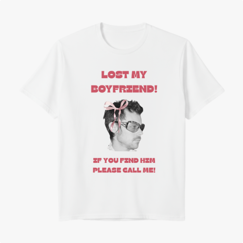 Camiseta com estampa frontal de foto em preto e branco de homem usando óculos com laço rosa e textos "LOST MY BOYFRIEND!" e "IF YOU FIND HIM PLEASE CALL ME!".