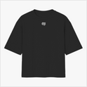 Camiseta com estampa frontal de texto estilizado "OS" e estampa traseira de cruz sobre ondas turbulentas, nuvens dramáticas e a frase "IN THE STORM HE REMAINS".