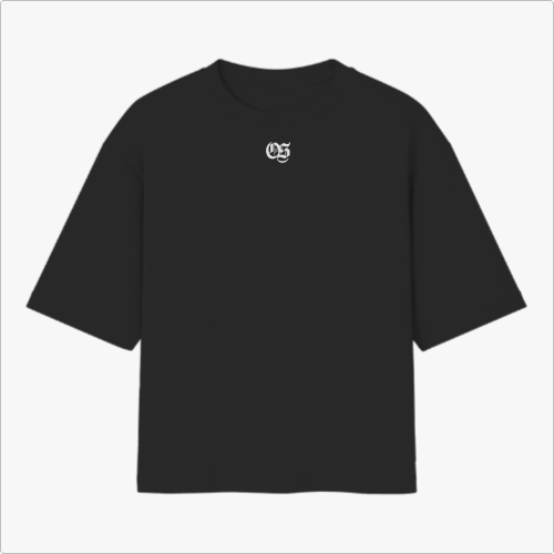 Camiseta com estampa frontal de texto estilizado "OS" e estampa traseira de cruz sobre ondas turbulentas, nuvens dramáticas e a frase "IN THE STORM HE REMAINS".