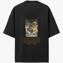 Camiseta com estampa frontal de coroa sobre letra estilizada acompanhada do texto "O Dragão Oriental (RTV/Long)" e estampa traseira de dragão mítico em cena detalhada com nuvens e texto em caracteres orientais.