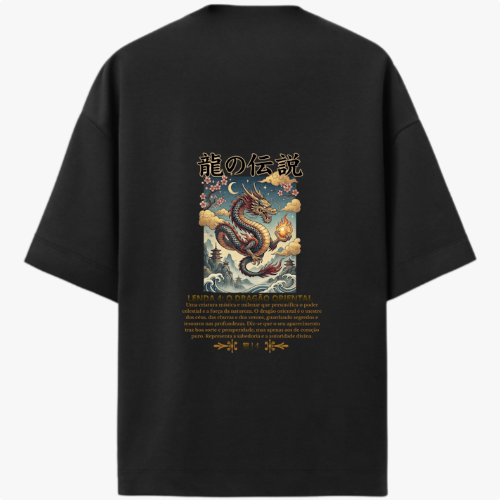 Camiseta com estampa frontal de coroa sobre letra estilizada acompanhada do texto "O Dragão Oriental (RTV/Long)" e estampa traseira de dragão mítico em cena detalhada com nuvens e texto em caracteres orientais.