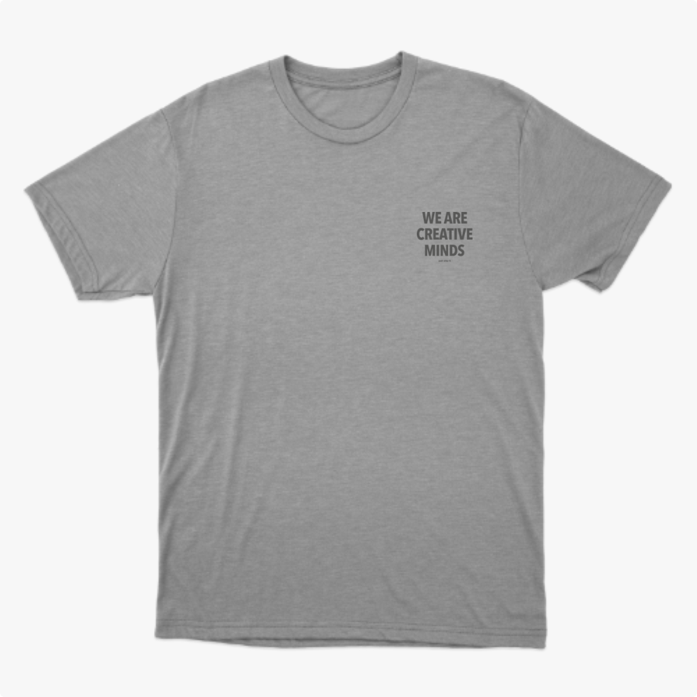 Camiseta com estampa frontal de "WE ARE CREATIVE MINDS" em letras pequenas no canto e estampa traseira da mesma frase em letras grandes com "just ship it" abaixo.