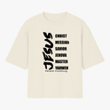 Camiseta com estampa frontal de palavras em fonte estilizada vertical, incluindo "JESUS", "CHRIST", "MESSIAH", "SAVIOR", "JEHOVA", "MASTER", "YAHWEH".