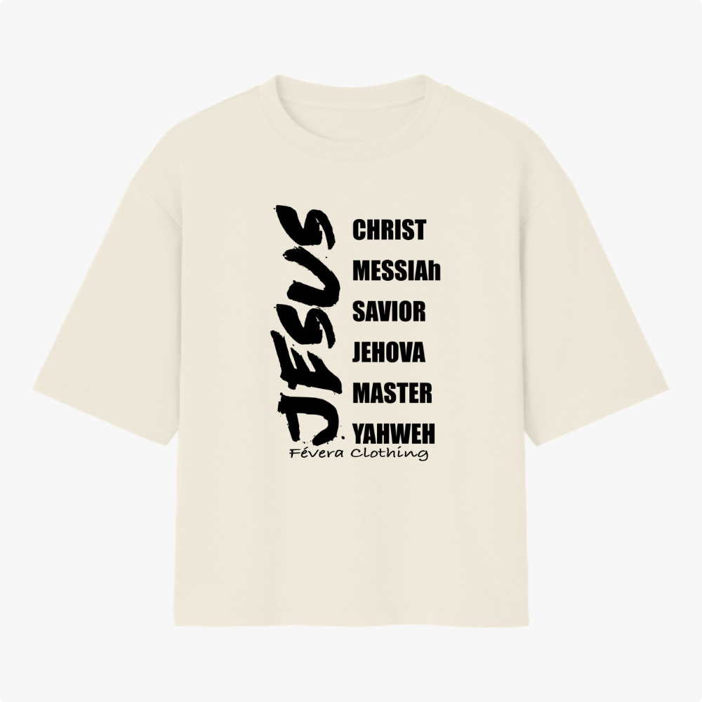 Camiseta com estampa frontal de palavras em fonte estilizada vertical, incluindo "JESUS", "CHRIST", "MESSIAH", "SAVIOR", "JEHOVA", "MASTER", "YAHWEH".