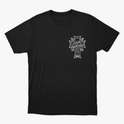 Camiseta com estampa frontal de cruz contendo a frase "Lugar abençoado" e símbolo decorativo, e estampa traseira de texto "LAB" em destaque.