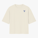 Camiseta com estampa frontal de símbolo abstrato pontiagudo e estampa traseira de cartas de baralho com "ELE QUEM? ELA/DELA" em estilo criativo.