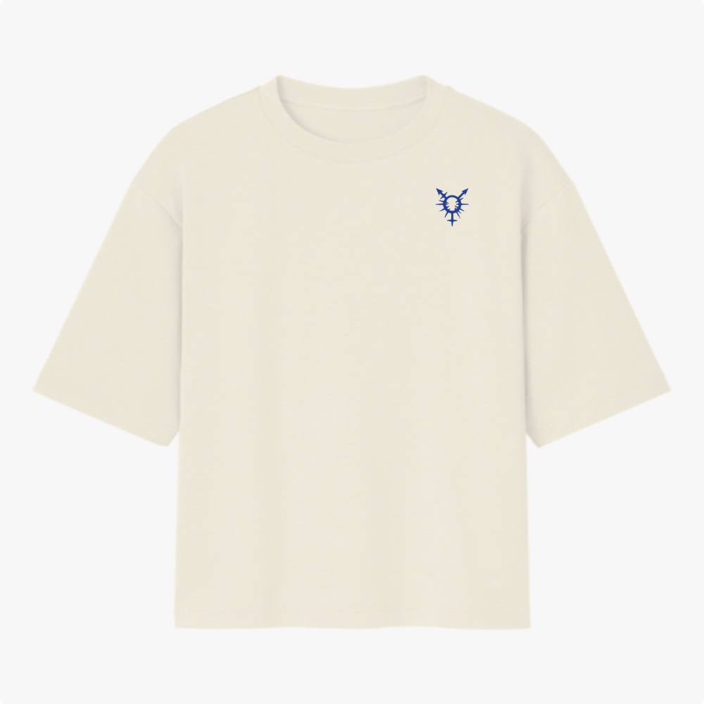 Camiseta com estampa frontal de símbolo abstrato pontiagudo e estampa traseira de cartas de baralho com "ELE QUEM? ELA/DELA" em estilo criativo.