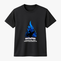 Camiseta com estampa frontal de silhueta negra em posição dinâmica sobre fogo estilizado em tons de azul, com texto "Manual do Protagonista".