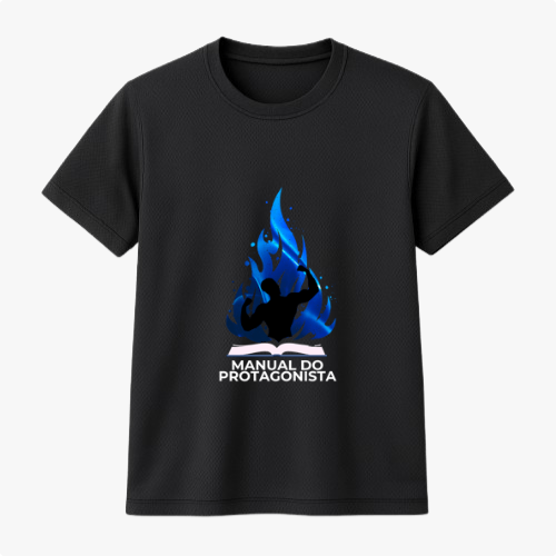 Camiseta com estampa frontal de silhueta negra em posição dinâmica sobre fogo estilizado em tons de azul, com texto "Manual do Protagonista".