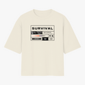 Camiseta com estampa frontal de uma colagem contendo a palavra "SURVIVAL", imagem clássica parcial, barras em cores e diversos símbolos geométricos.