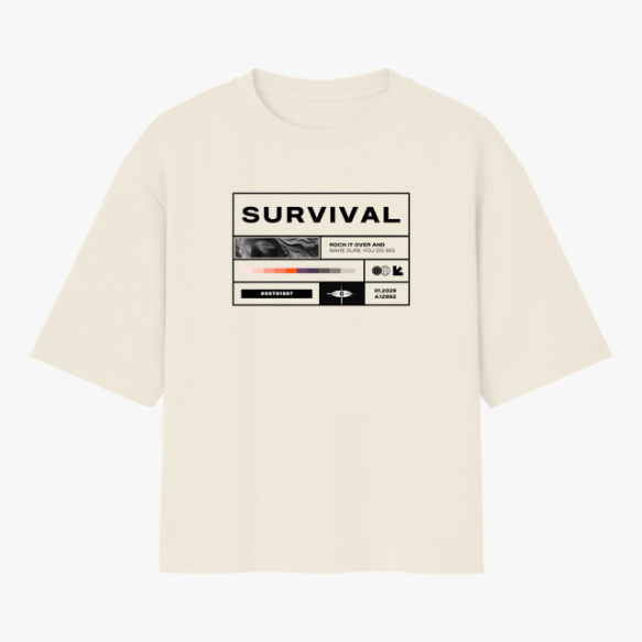 Camiseta com estampa frontal de uma colagem contendo a palavra "SURVIVAL", imagem clássica parcial, barras em cores e diversos símbolos geométricos.