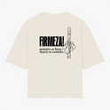 Camiseta com estampa frontal de duas chaves cruzadas detalhadas, e estampa traseira de uma mão levantada ao lado da frase "FIRMEZA! primeiro se firma, depois se caminha.".