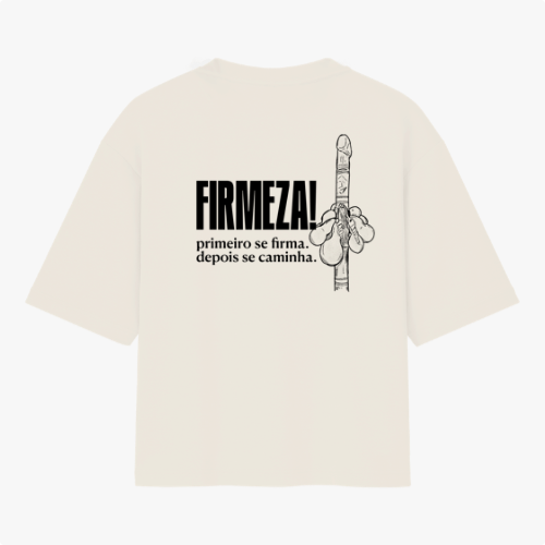 Camiseta com estampa frontal de duas chaves cruzadas detalhadas, e estampa traseira de uma mão levantada ao lado da frase "FIRMEZA! primeiro se firma, depois se caminha.".